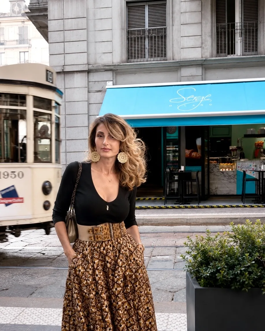 Венелина пред Serge Milano със стар милански трамвай близо до Дуомото